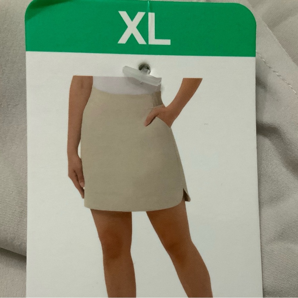Women’s Cream Casual Shorts - Pocket Detail